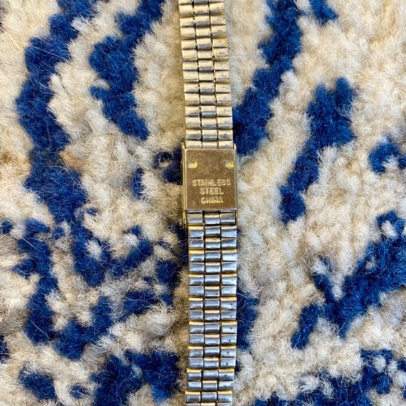 Women’s Geneva Antimagnetic WIND UP gold toned stainless steel watch - Picture 5 of 5